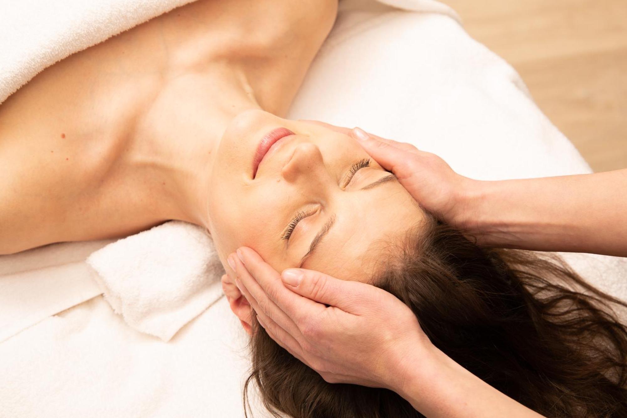 Solo Sokos Hotel Torni Helsinki Luaran gambar A woman receiving a facial massage